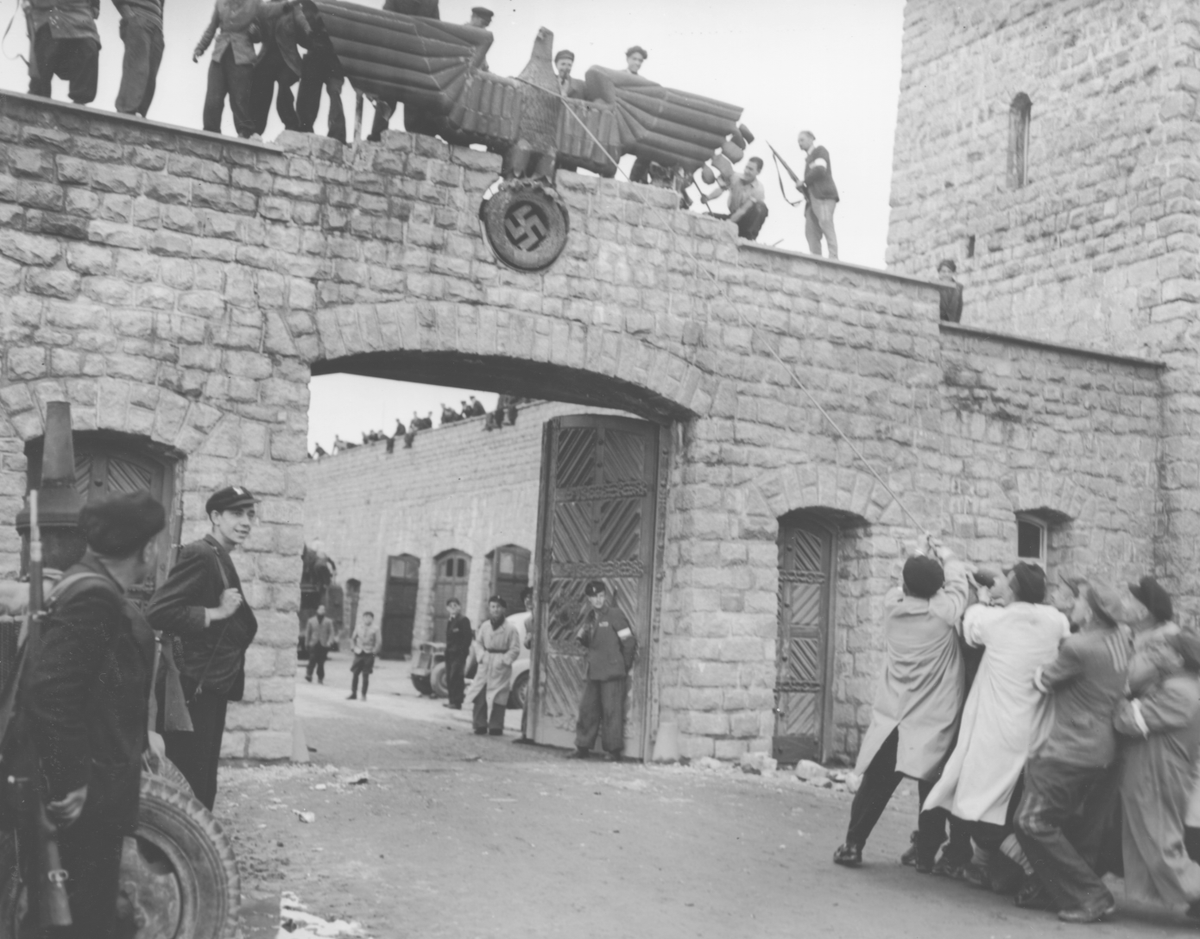 Prisioneros de Mauthausen derriban el águila nazi — original