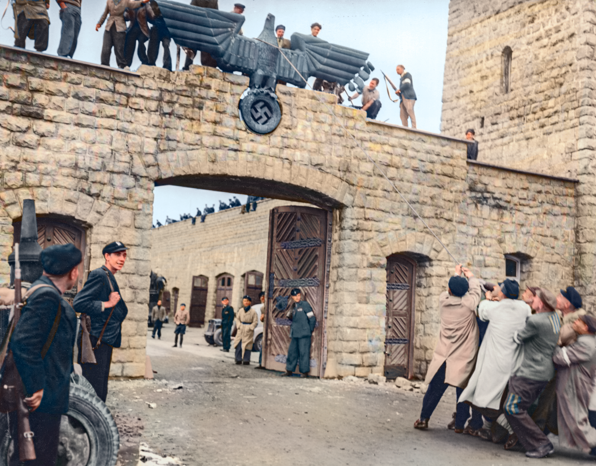 Prisioneros de Mauthausen derriban el águila nazi — restaurado