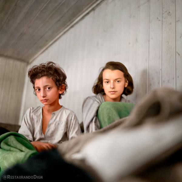 Jóvenes liberadas de Bergen-Belsen — restaurado