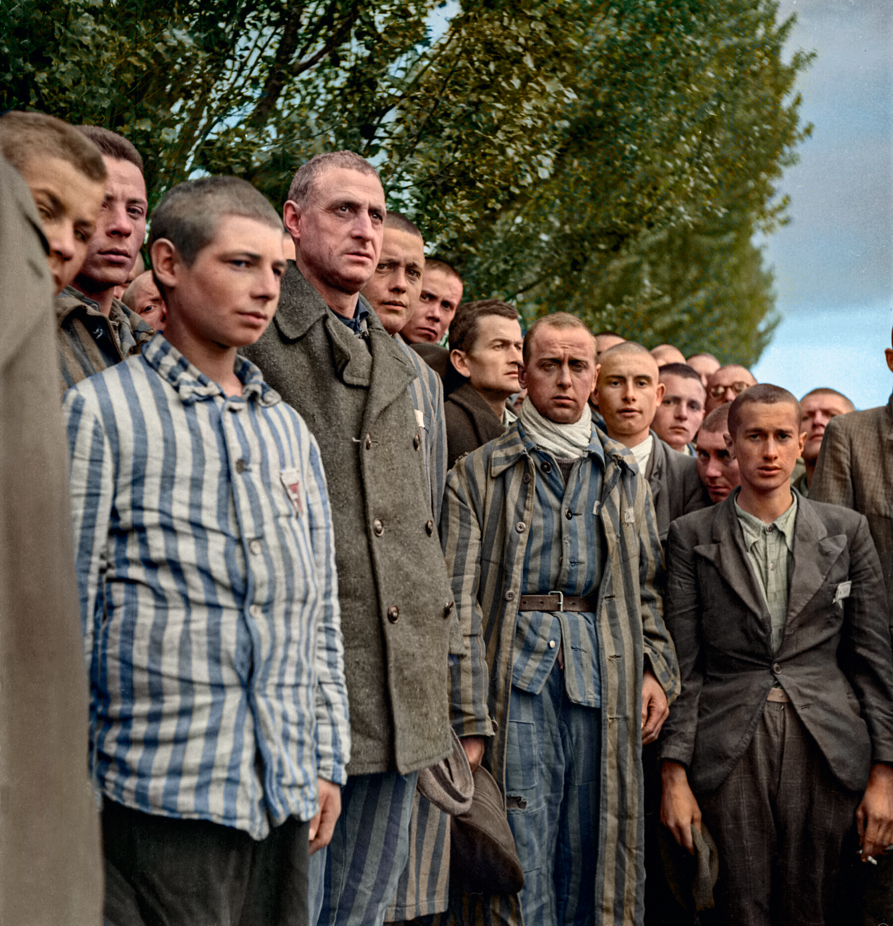 Prisioneros liberados de Dachau, 1945 — restaurado