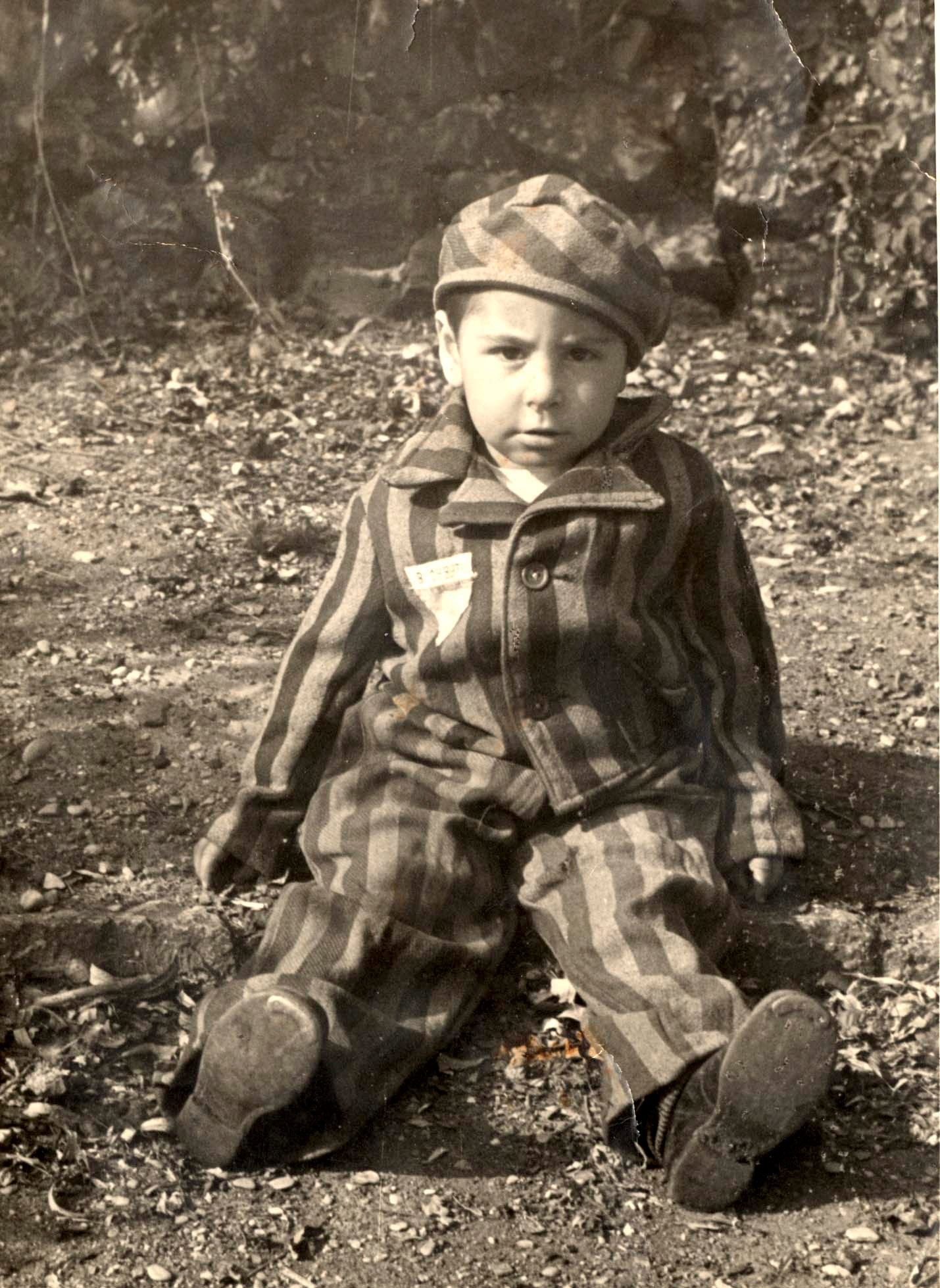 Niño recién liberado de Auschwitz — original
