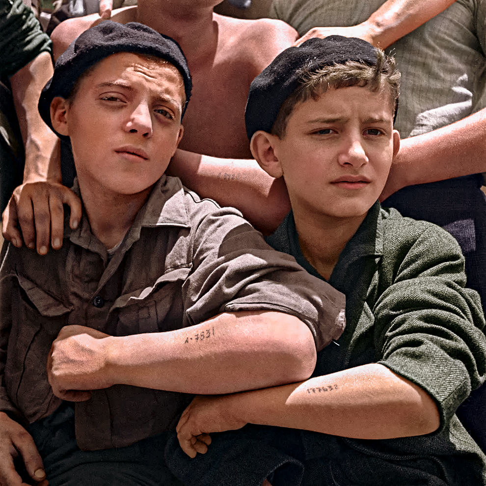 Jóvenes en Haifa mostrando tatuajes de Auschwitz — restaurado